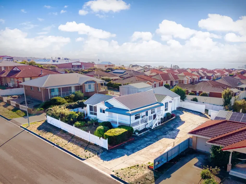 Port Lincoln 3બેડરૂમ Urgent Opportunity – Renovator's Delight with Huge Sheds & Endless Potential