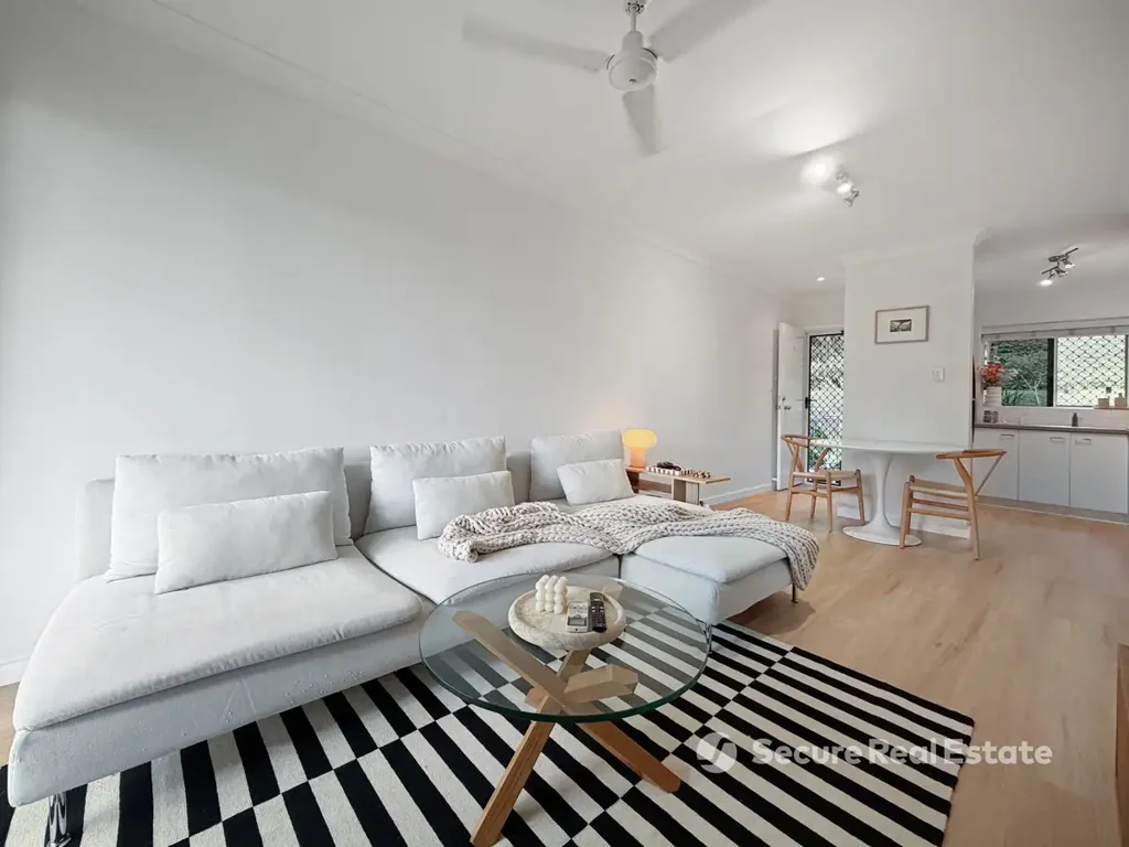 Excellent Location. Walking Distance to Paddington & Rosalie!