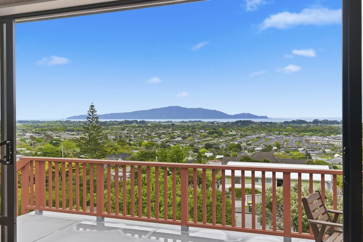 Waikanae 4 Slaapkamer BIG HOUSE, BIG VIEWS, MOTIVATED VENDORS.