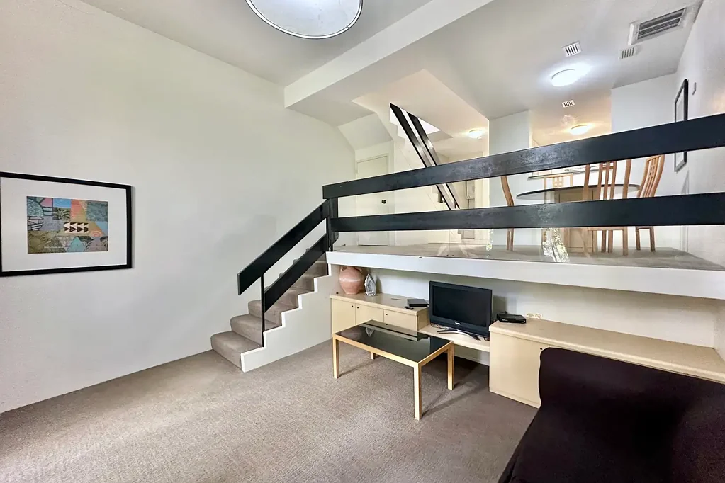 Furnished serene urban lifestyle with unique opportunity, well presented in the great location!