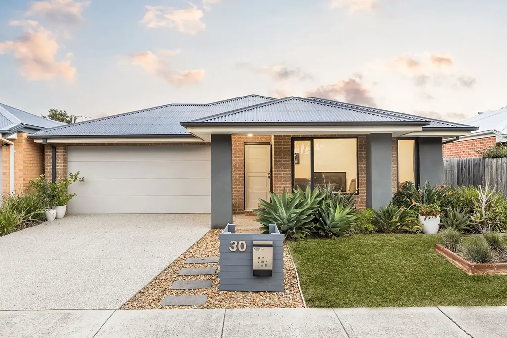 Armstrong Creek 4 Slaapkamer Energy efficient home directly fronting walking tracks!
