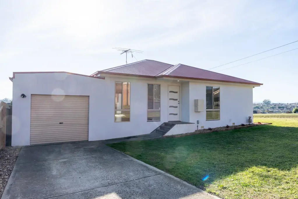Warragul 3房  Stylish Townhouse with Space, Light & Location