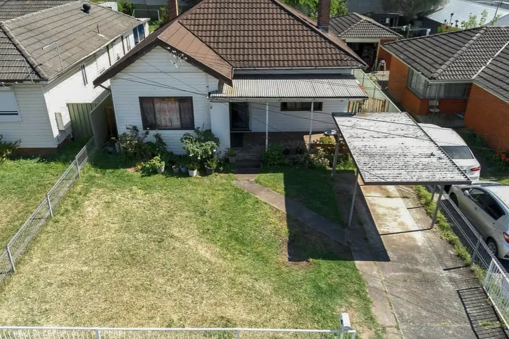 3BR/1Bath house + Retreat with bathroom!
