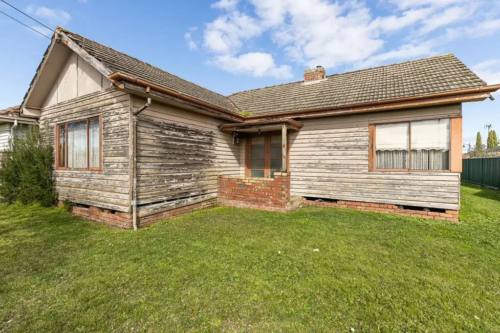 Wendouree 2房  Renovate or Redevelop in Top Locale of Wendouree