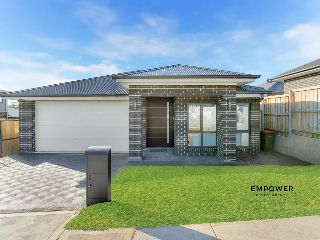 Bradbury 4Zimmer Spacious & Modern Home For Sale with Premium Finishes | 6.6 kw Solar | Butler's Kitchen | 3 Toilets and Shower