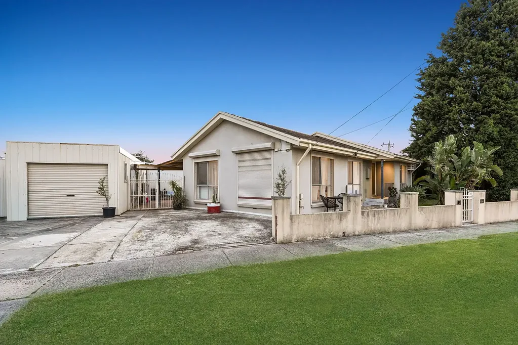 Keysborough 4Zimmer The Brief:
Updated three-bedroom home with converted studio and outdoor entertaining