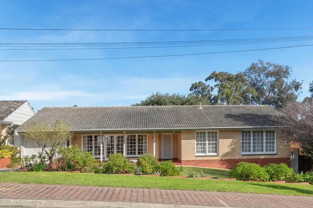 Banksia Park 3ห้องนอน BEAUTIFULLY UPDATED FAMILY HOME WITH SPACE, STYLE & VIEWS