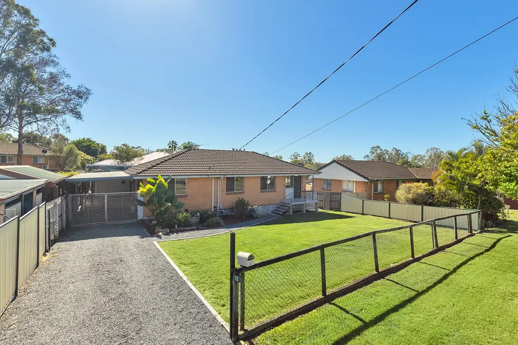 Dinmore 3બેડરૂમ Neat & Tidy Brick Home on Generous 751m² Block - Packed with Features