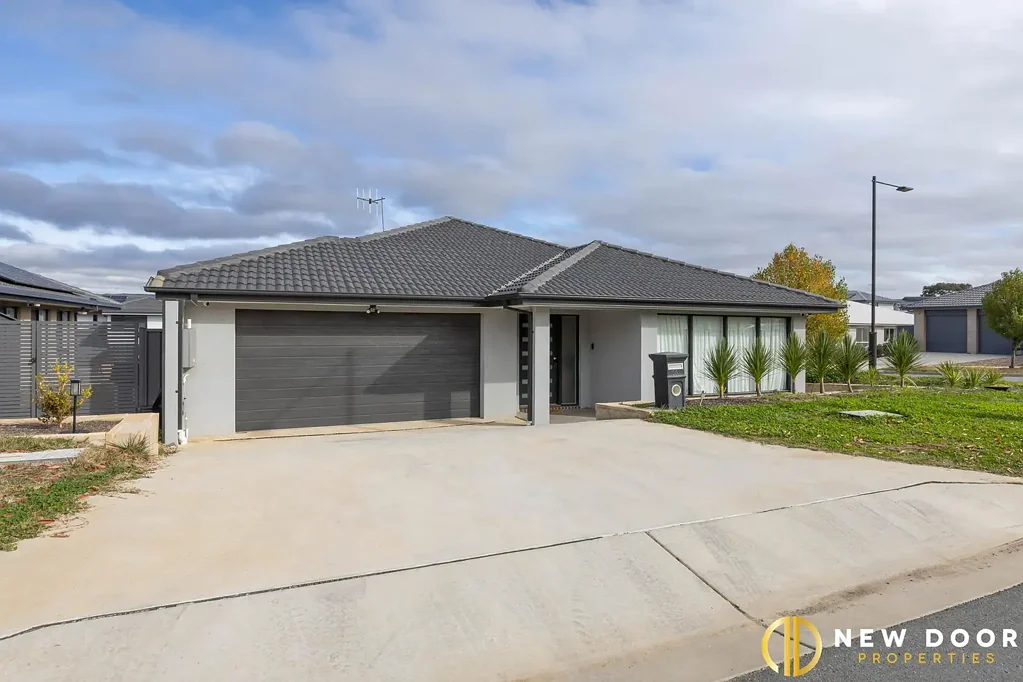 Strathnairn 4 Bedroom Modern Family Living in Strathnairn!
