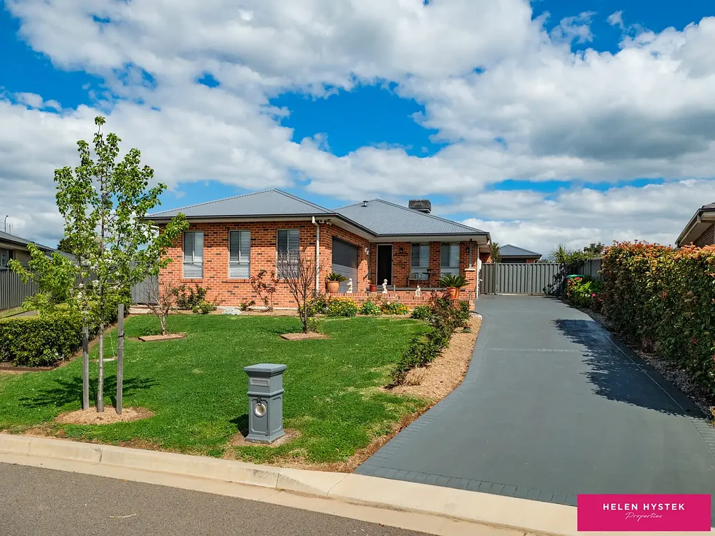Tamworth 3ਬੈੱਡਰੂਮ If you’re searching for a well-established home in a sought-after location, this property is sure to impress.