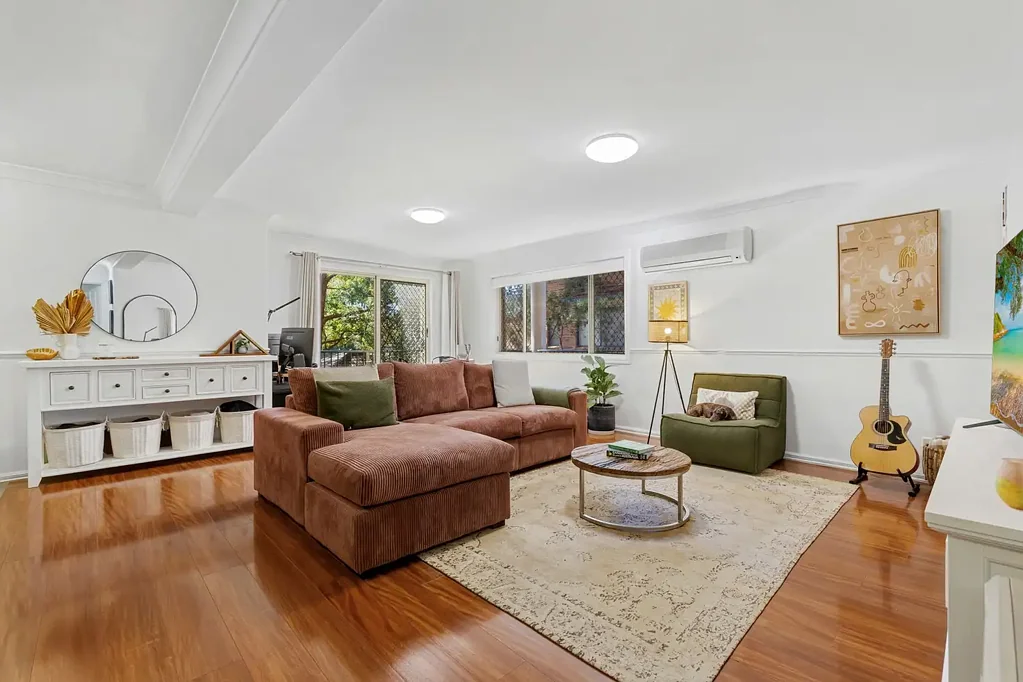 Hornsby 2房 Hornsby 中心阳光充足的朝北生活空间 Sunlit North-Facing Living in the Heart of Hornsby