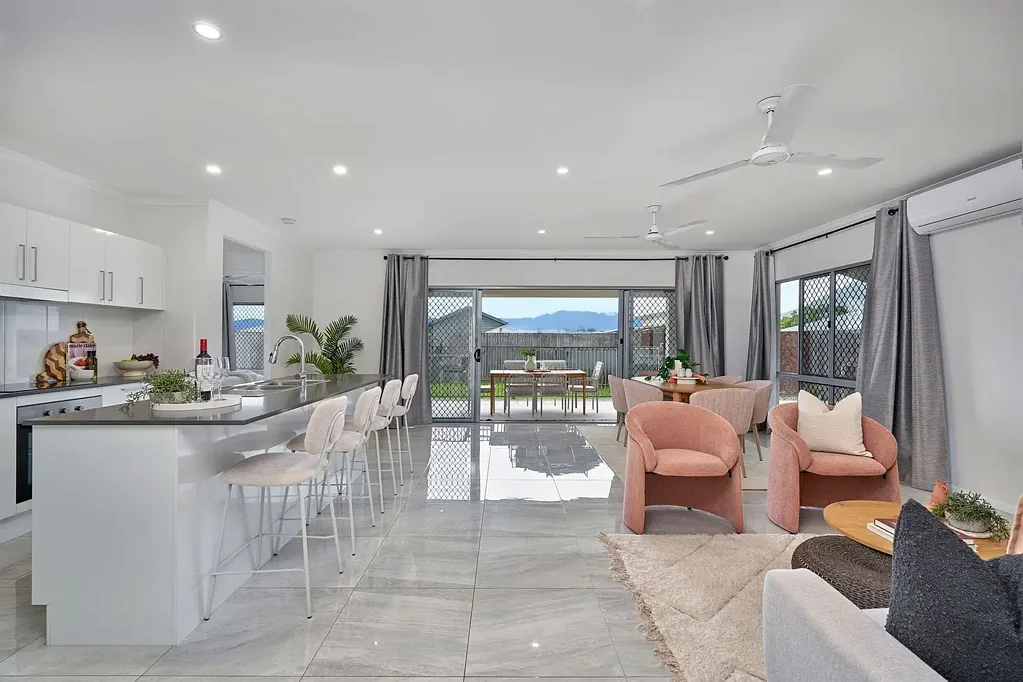 Gordonvale 4房  Near-New Family Living with Side Access and Stunning Pyramid Views