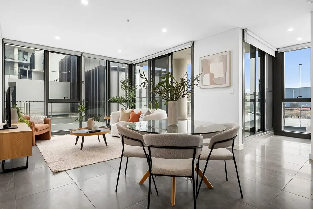 Macquarie Park 2房 Macquarie Park核心 豪华现代公寓 25米泳池 Miele电器 开放式设计 阳光露台 步行商圈大学 Light-filled designer apartment offers resort-like lifestyle