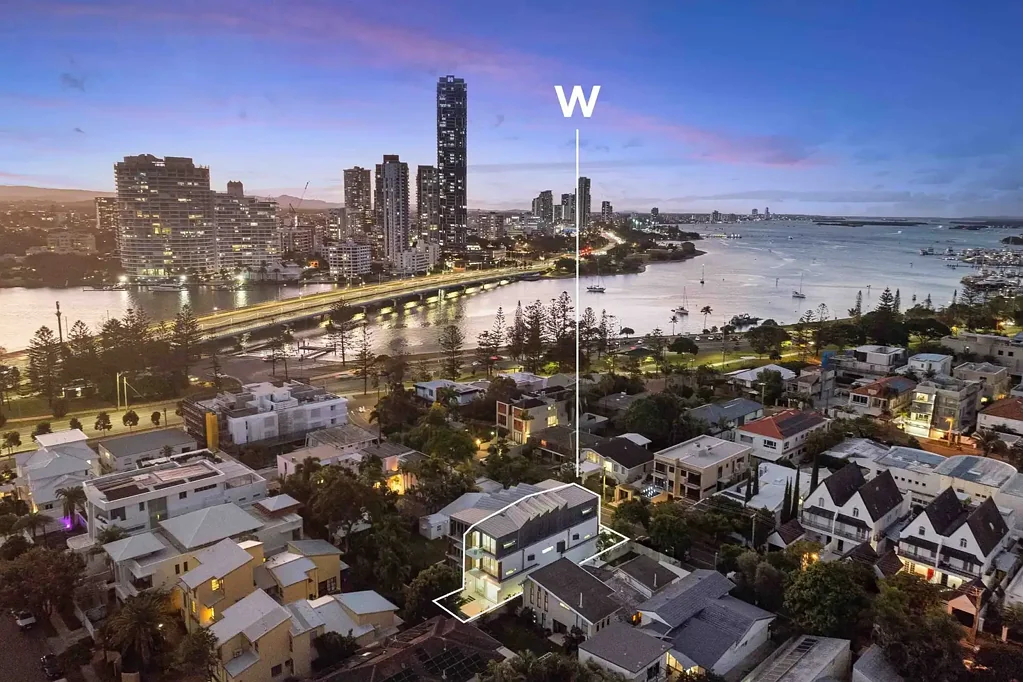 Main Beach 5房  SPRAWLING FOUR-LEVEL FAMILY HOME IN EXCLUSIVE BEACHSIDE POCKET - INCREDIBLE VALUE