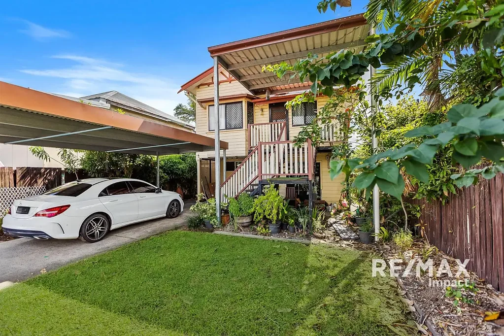 Cairns City 8 Bedroom Location, Location, Location! Two-story Queenslander full of potential!