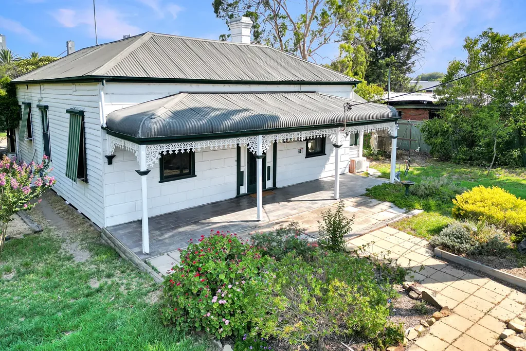 Deniliquin 4कमरा Corner Position, Central Address, Classic Appeal