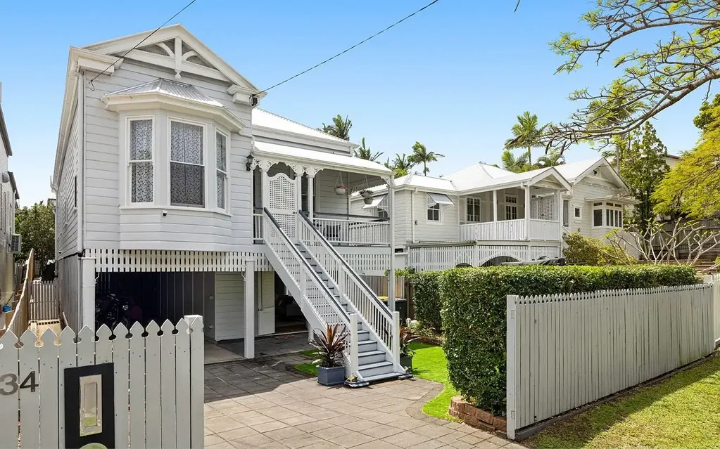 Clayfield 5कमरा Queenslander Charm and Flexible Dual Living at a Parkside Address