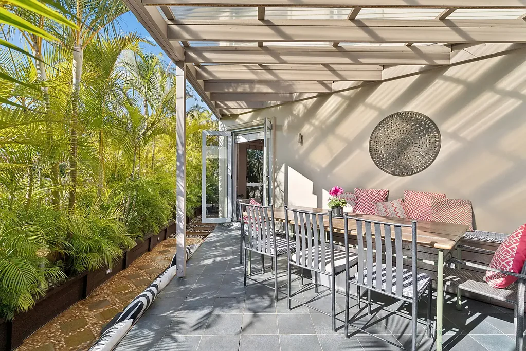 Brighton-Le-Sands 3બેડરૂમ Courtyard townhouse offers lush privacy by the bay
