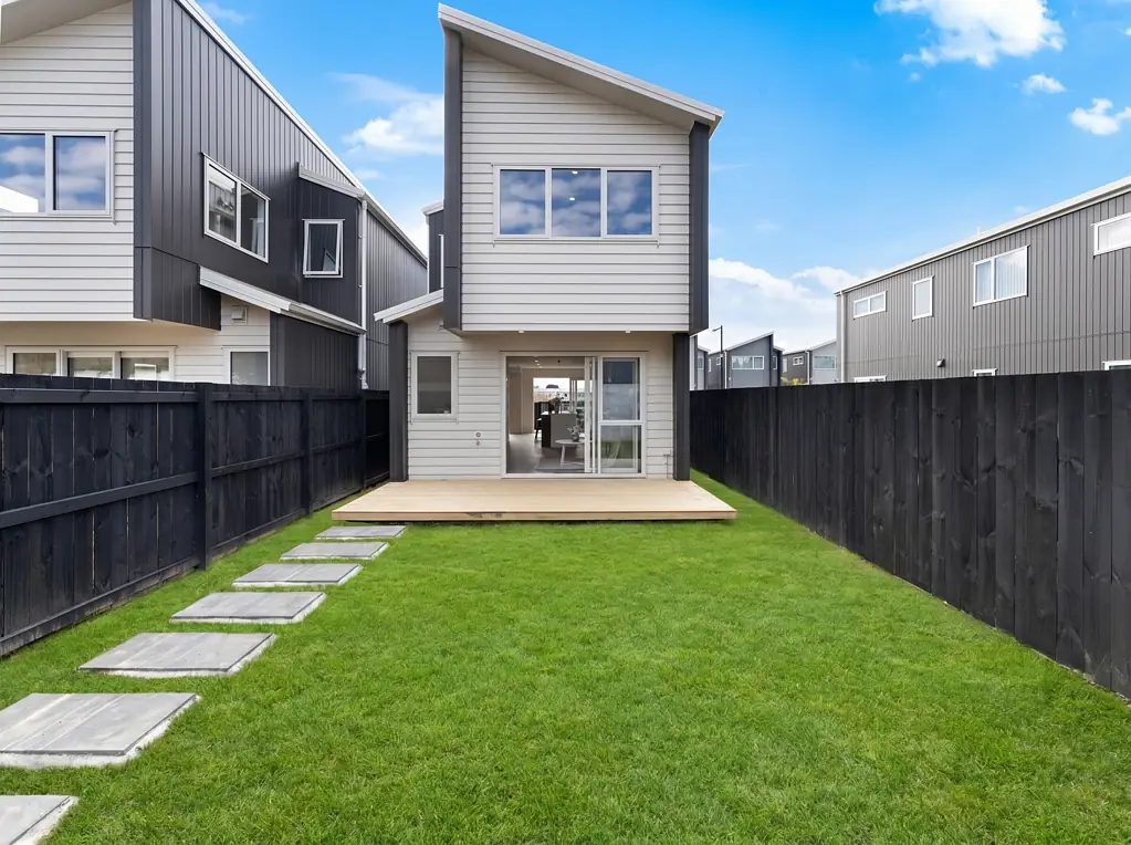 Karaka 3房  Fisher Paykel appliances & an actual backyard