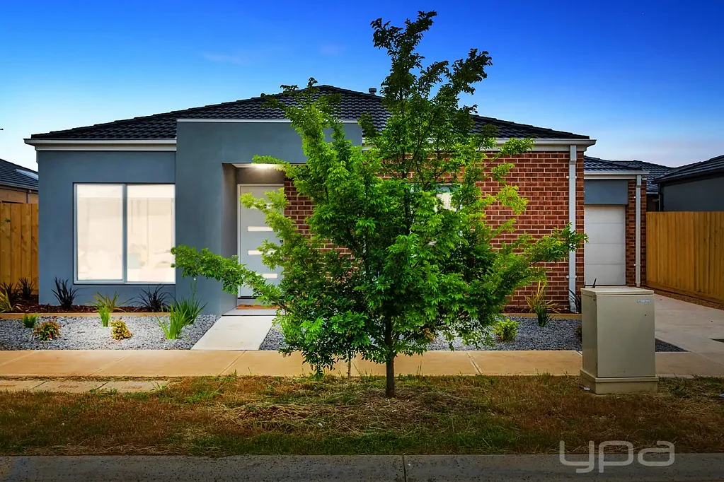 This home located in Weir Views offers a comfortable and stylish living experience.