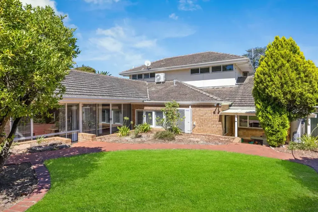 Beaumont 6chambre Welcome to 90 Devereux Road, Beaumont - a home of timeless charm and generous proportions, ready to welcome its new owners.
