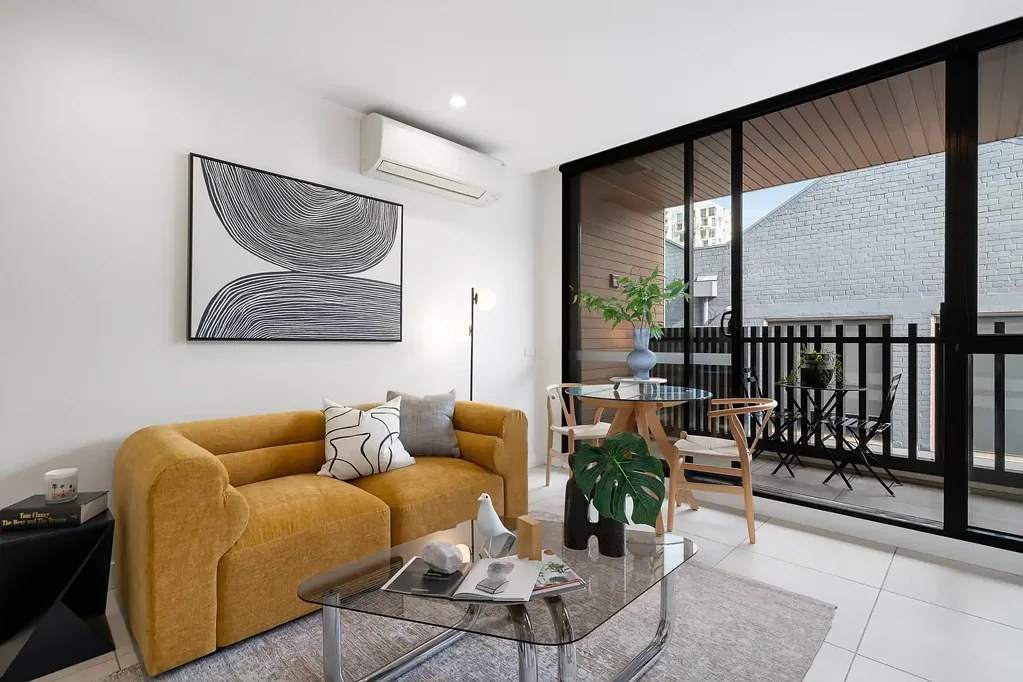 Stylish City-Edge Apartment with Bonus Study