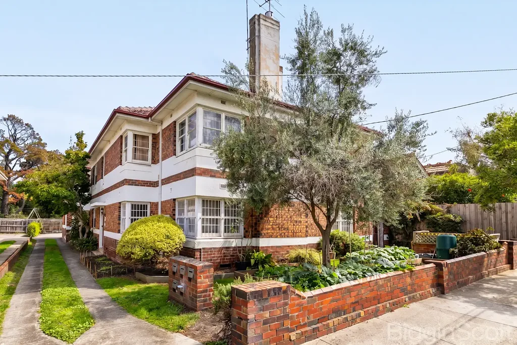 St Kilda East 2 Bedroom Art Deco Renovated and Ready to Enjoy