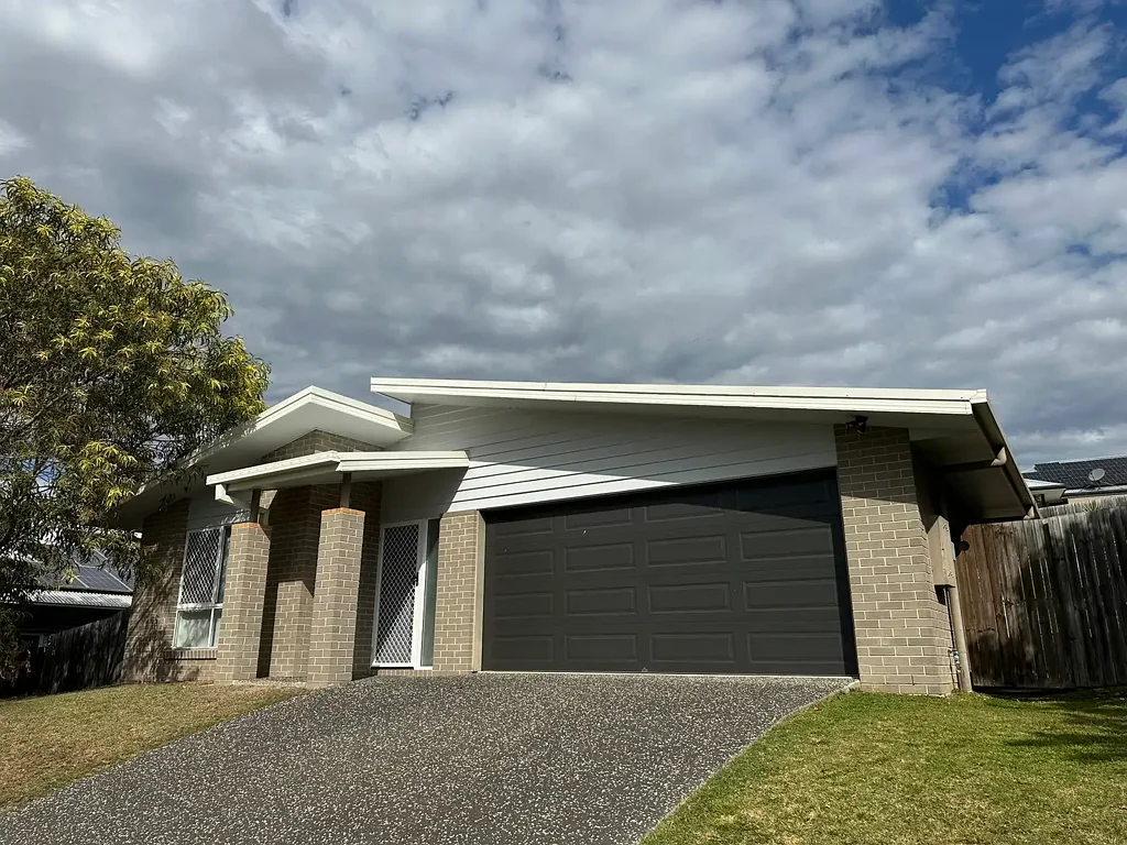 Beautiful Home in sought after Estate
2 Living Areas  - 700 sqm of land