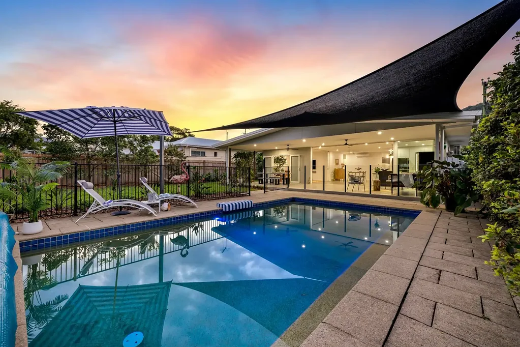 Edge Hill 4房  Luxe Tropical Oasis with Resort-Style Pool - The Ultimate Edge Hill Entertainer