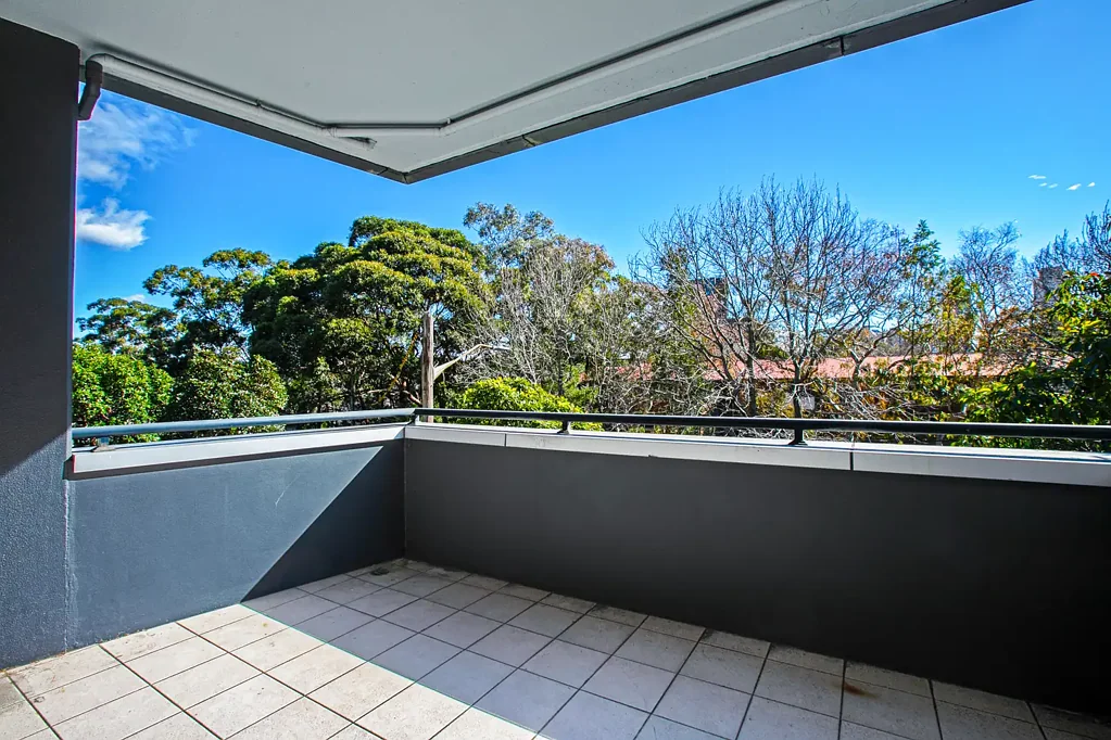 Waterloo 2 Bedroom 2 Level Sunny North Facing Apartment. Great Outlook.