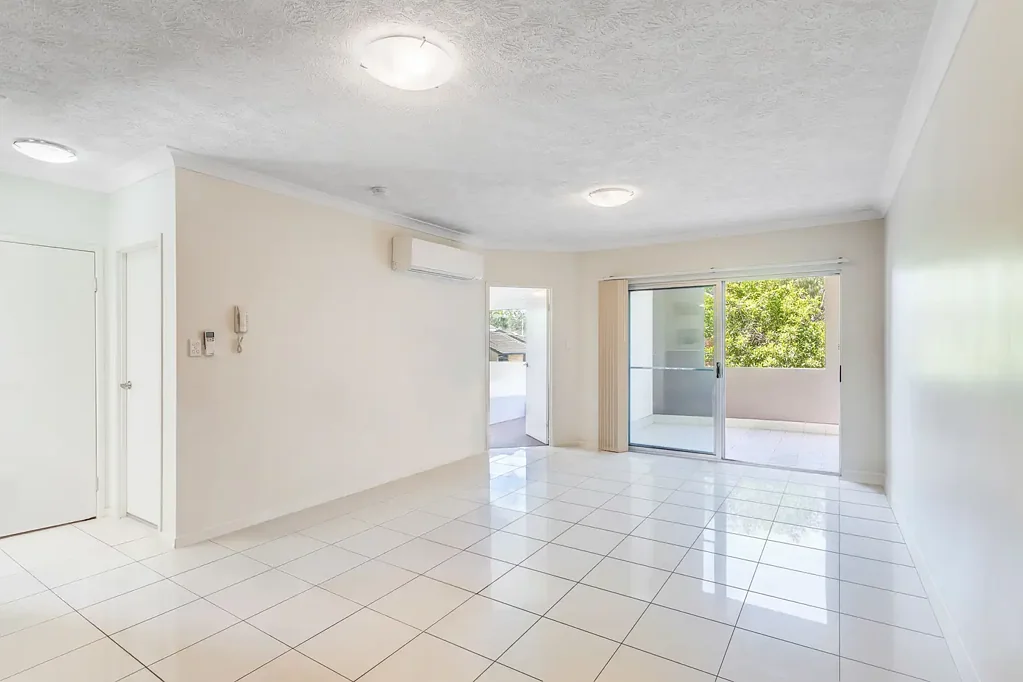 Indooroopilly 2房 Indooroopilly便捷街道 精心设计室内外流动 宽敞开放式起居 私人遮盖阳台 现代时尚厨房 两卧带套间 无忧生活便利 Stand-Out, Sunlit Apartment with Dual Balconies in a Prime Indooroopilly Location