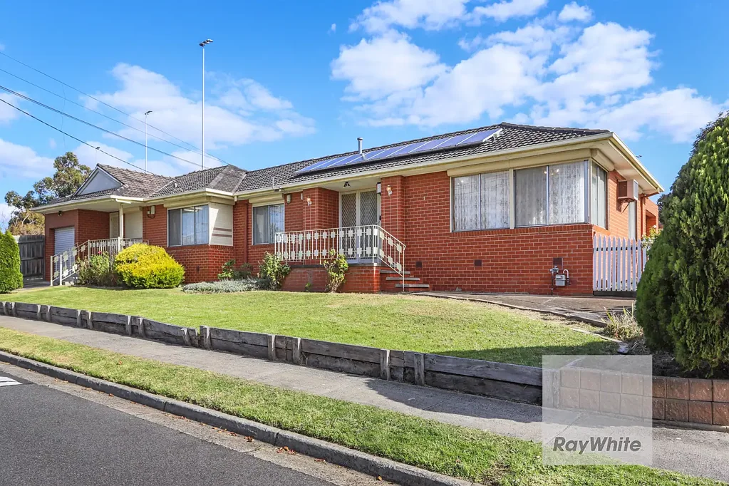Large, 4 Bed, 2 Bath, 2 Lounge & 2 Kitchen Home!