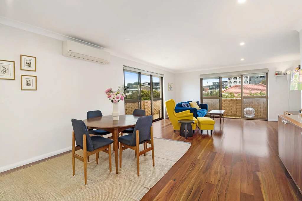 Kensington 2Kwarto Top-Floor 118m² Apartment with Wraparound Terrace & Lock-Up Garage