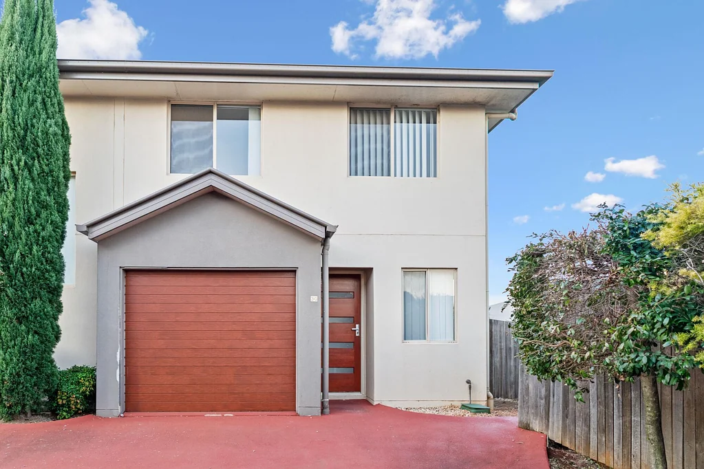 CENTRALLY LOCATED 3 BEDROOM TOWNHOUSE!