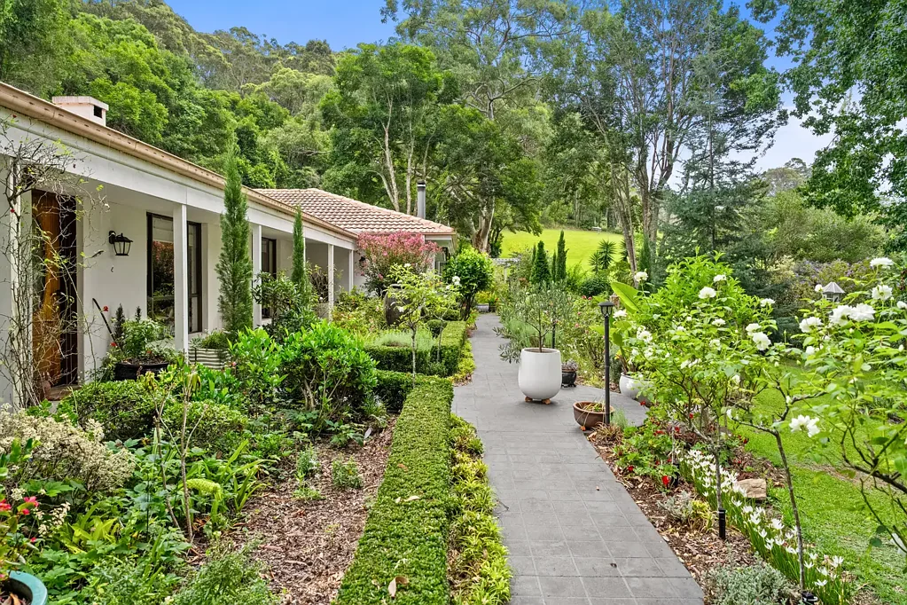 Glenning Valley 5Zimmer French Provincial Elegance on 2.5 Sun-Drenched Acres