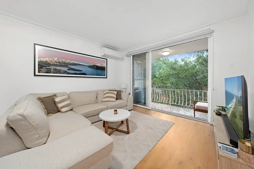 Artarmon 2ห้องนอน Renovated and Remarkably Spacious, Moments to Station and Chatswood