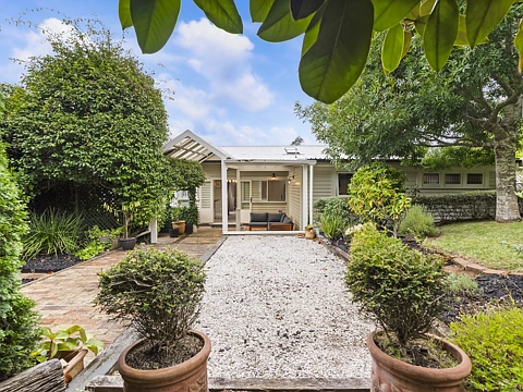 Hillsborough 3房  Elevated Home with Classic Charm & Modern Comfort