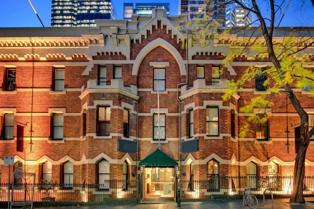 HERITAGE DELIGHT! FULLY FURNISHED 1 BEDROOM IN THE CBD!