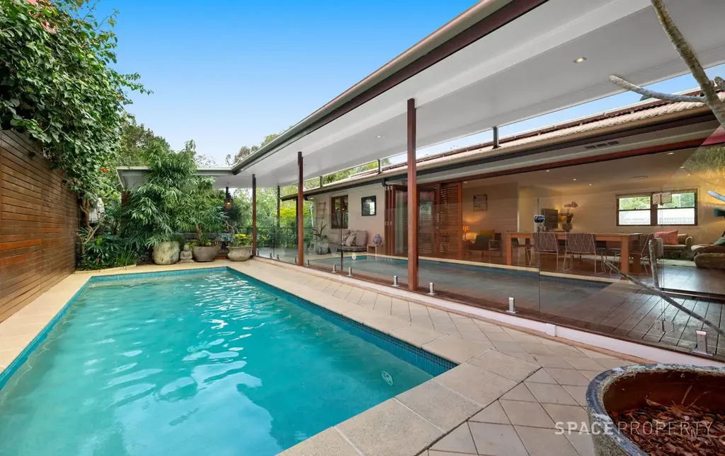 Bardon 5ਬੈੱਡਰੂਮ Dual Living Family Home in Leafy Bardon