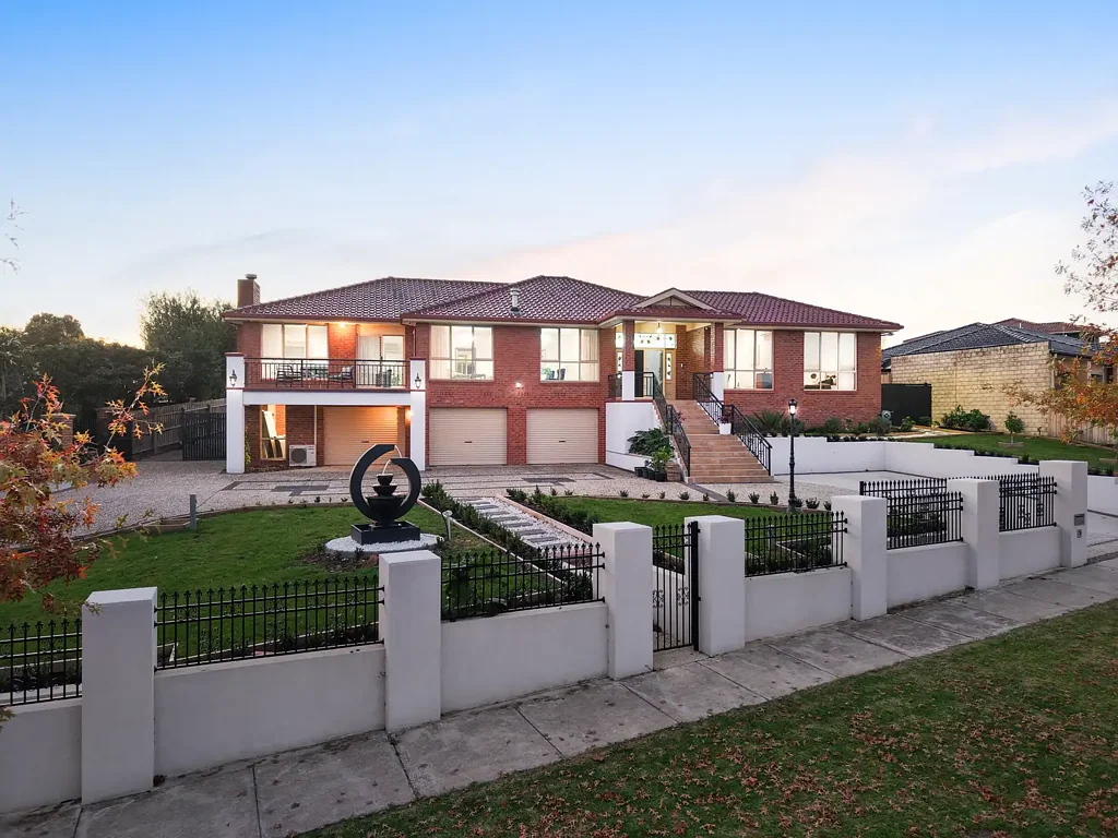 Greenvale 6બેડરૂમ A Landmark Family Home with Unrivalled Views on a Massive Block