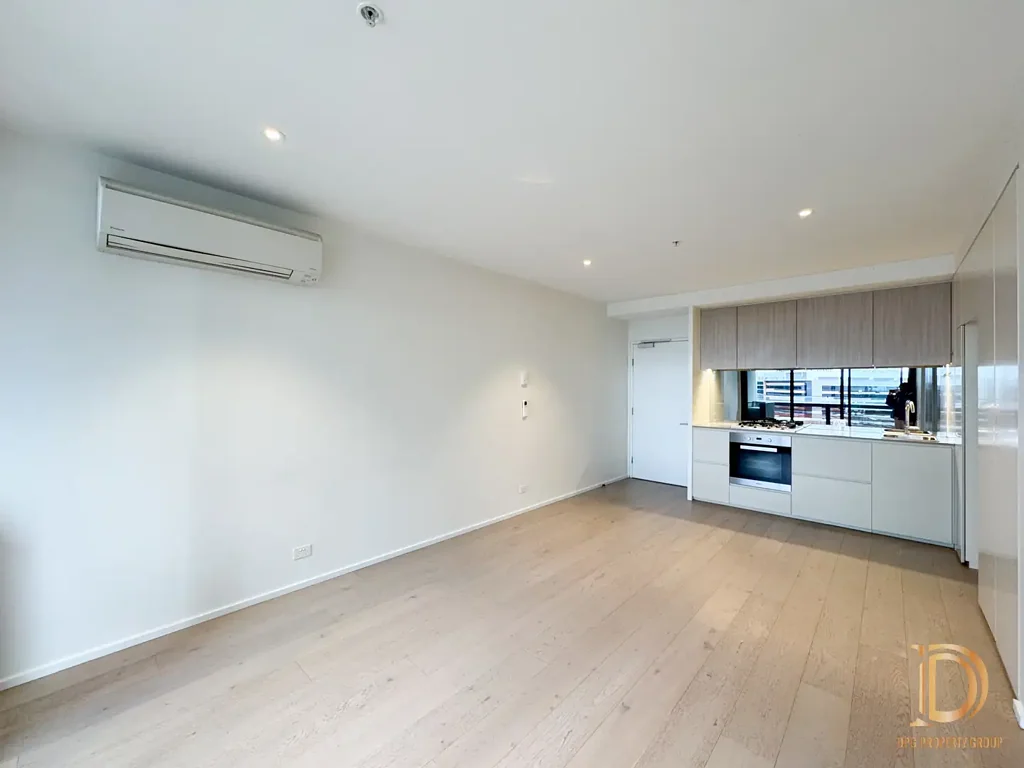 NO SHORT STAY
Modern 2 Bedroom Apartment with Car Space in Prime Docklands Location