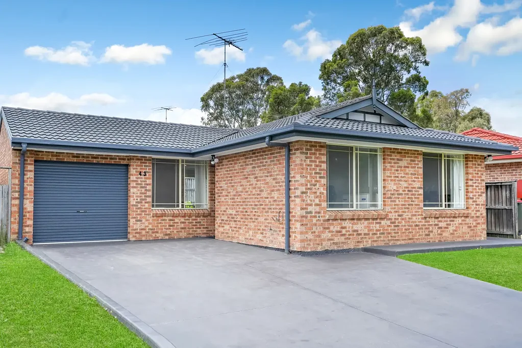 Blacktown 3房 全新翻新明亮  三宽敞卧室  主卧带柜  主浴齐全  宽敞生活区  配备齐全厨房  低维护后院  邻近公园设施  家友好环境 Comfort meets convenience