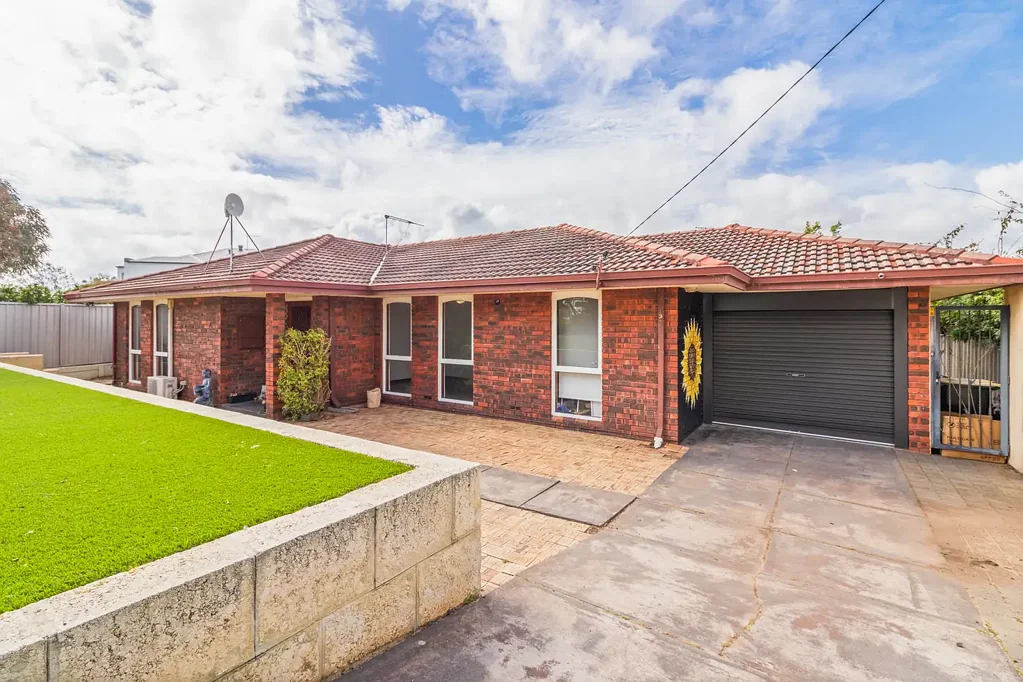 Padbury 5 Bedroom Low-Maintenance Living in a Quiet, Convenient Location