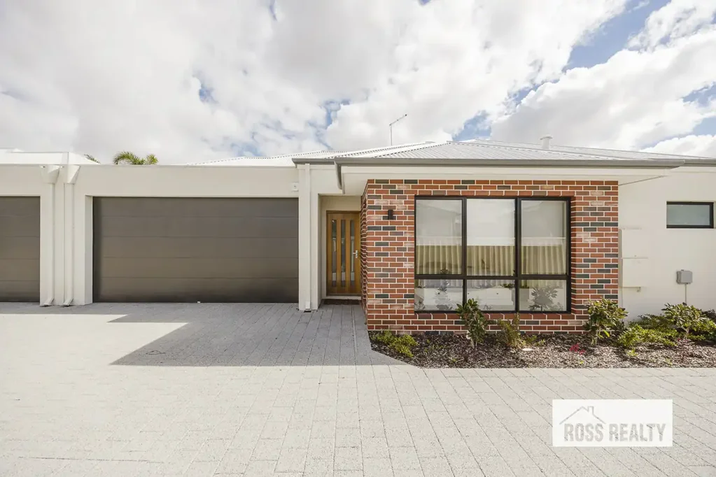 Bedford 3 Slaapkamer Near-New Contemporary Living Opposite Cook Reserve
