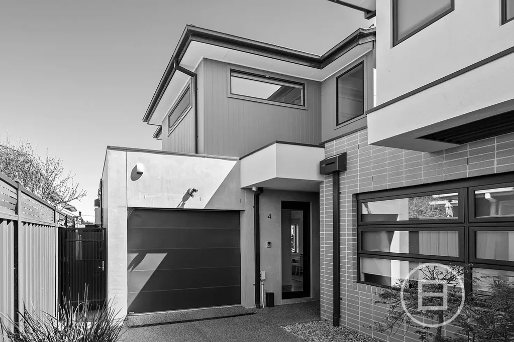 Moonee Ponds 3房 Moonee Ponds Creek文化时尚 四户精品楼后 宽敞优雅随时入住 硬木地板石材台面 浅木调橱柜 起居餐区户外平台 大量储物Bosch电器 主卧宽敞镜面衣帽间 奢华中心浴室 主卧套间 溪流步道近咖啡馆餐厅电车 Expressions of Interest closing Monday 20th October at 4pm