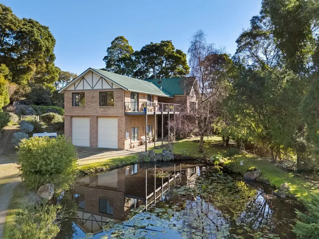 Eaglehawk Neck 4 Bedroom A Private Coastal Sanctuary with Space, Style & Spectacular Gardens