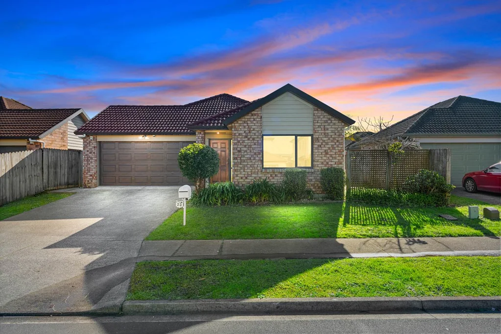 Flat Bush 3Phòng ngủ Rare Single-Level Brick Gem in Mission Heights