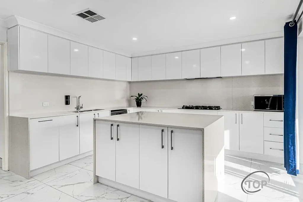 Willetton 3房  FABULOUS RENOVATED RHSZ HOME WITH BREATHTAKING VIEWS!