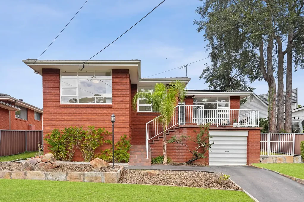 Epping 4房 高贵砖砌住宅 503㎡地块 阳光北向阳台 Caesarstone厨房 双卧高顶 学区房 便捷交通 Elevated family home with reserve views