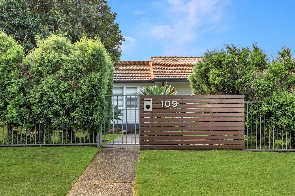 Kotara 3 Slaapkamer Renovated Retreat with Dual Access and Convenience in Spades
